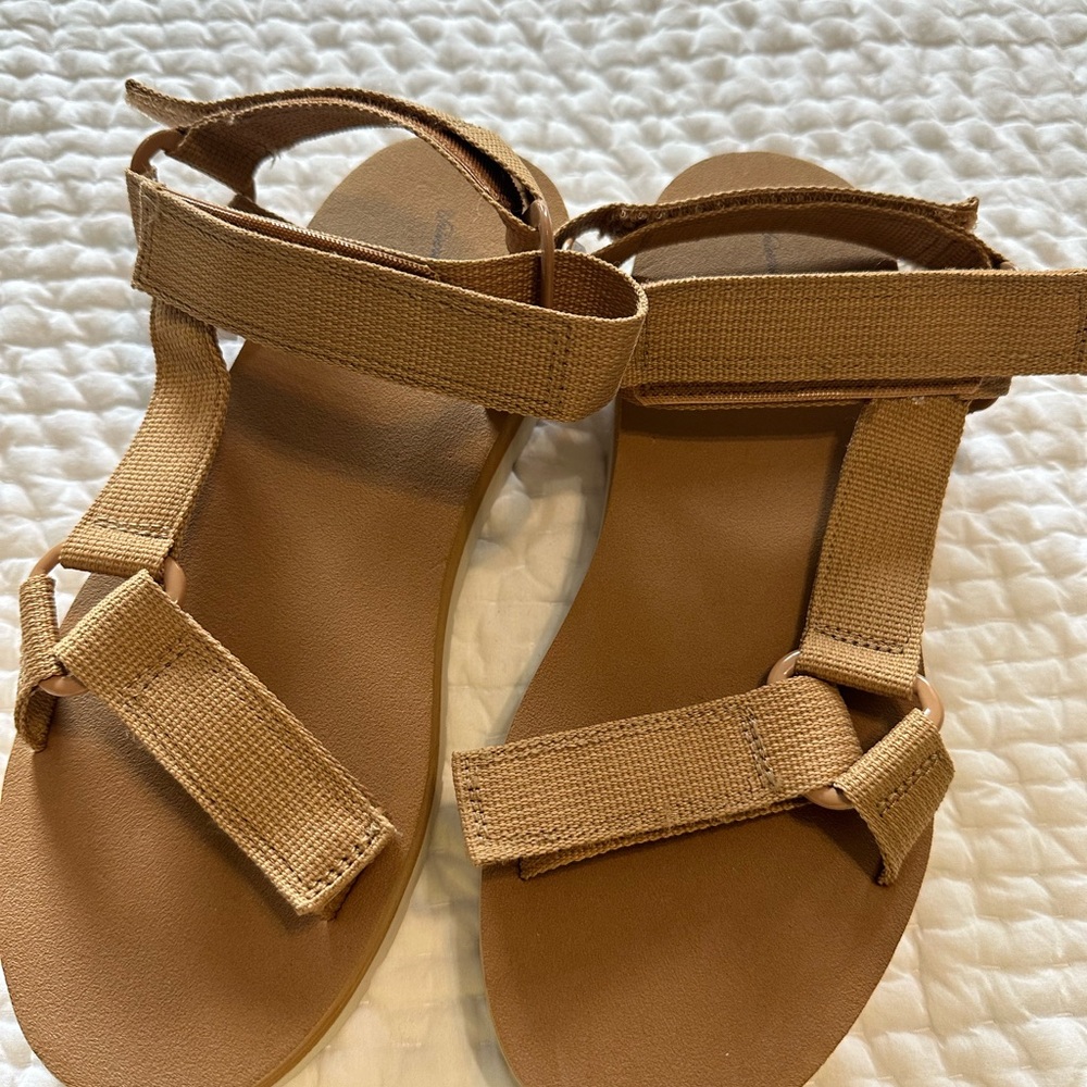 Universal thread tan sandals with Velcro size 8